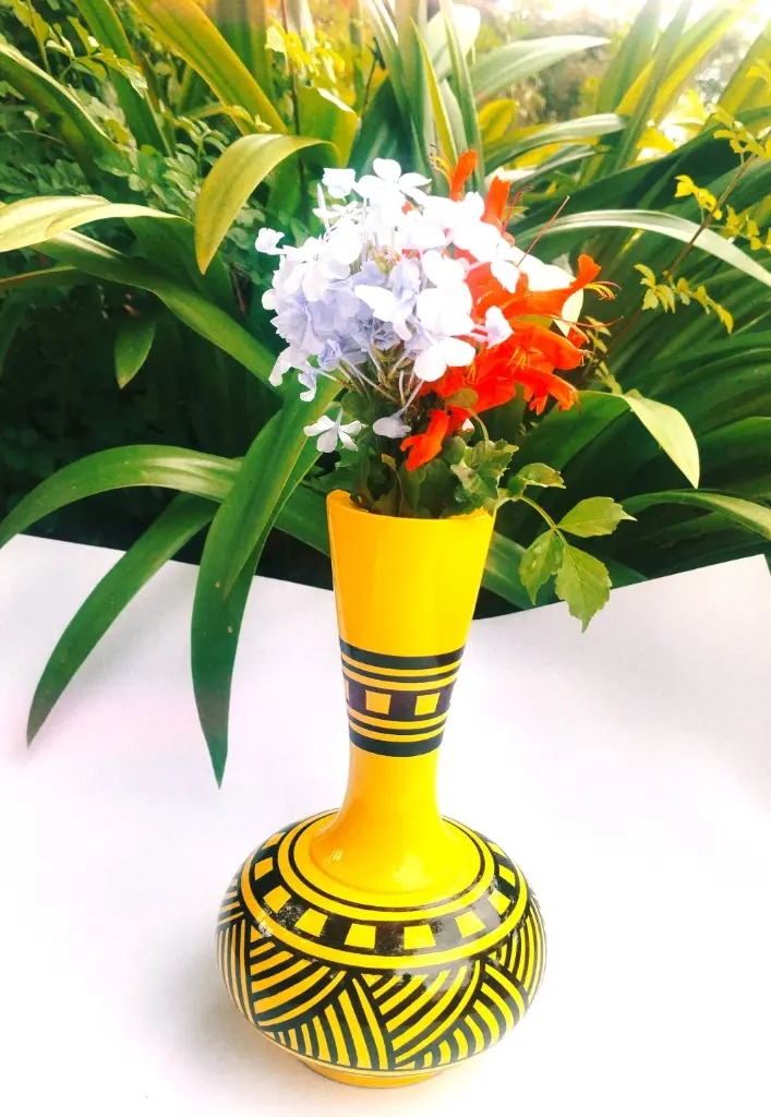 Vase yellow big 1.3.png.webp